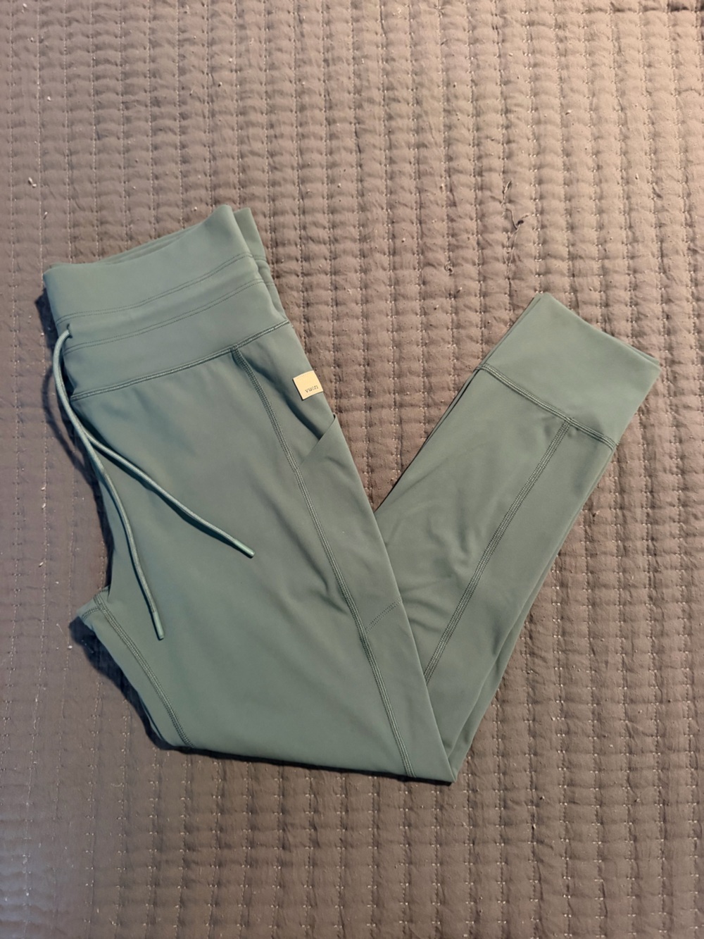 Vuori Women’s Sage Green Drawstring Leggings (NWOT)